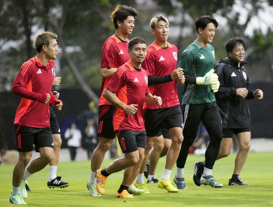 サッカーW杯アジア最終予選のインドネシア戦に向け、調整する（左から）堂安、高井、長友ら＝ジャカルタ（共同）