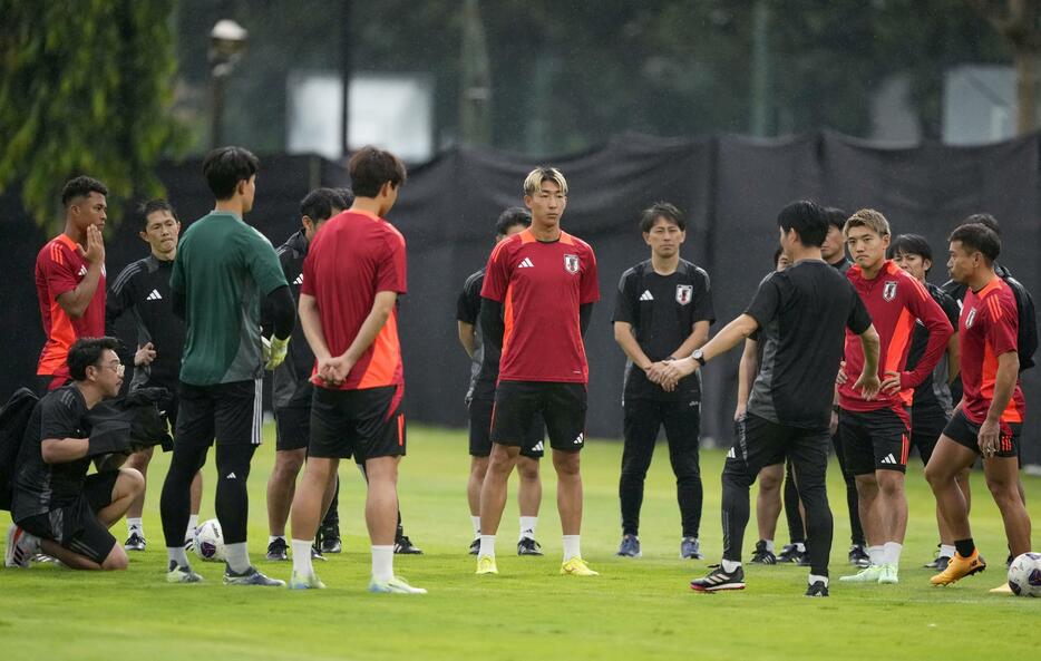 サッカーW杯アジア最終予選のインドネシア戦に向けた調整に臨む日本代表。手前右から長友、堂安、森保監督＝ジャカルタ（共同）