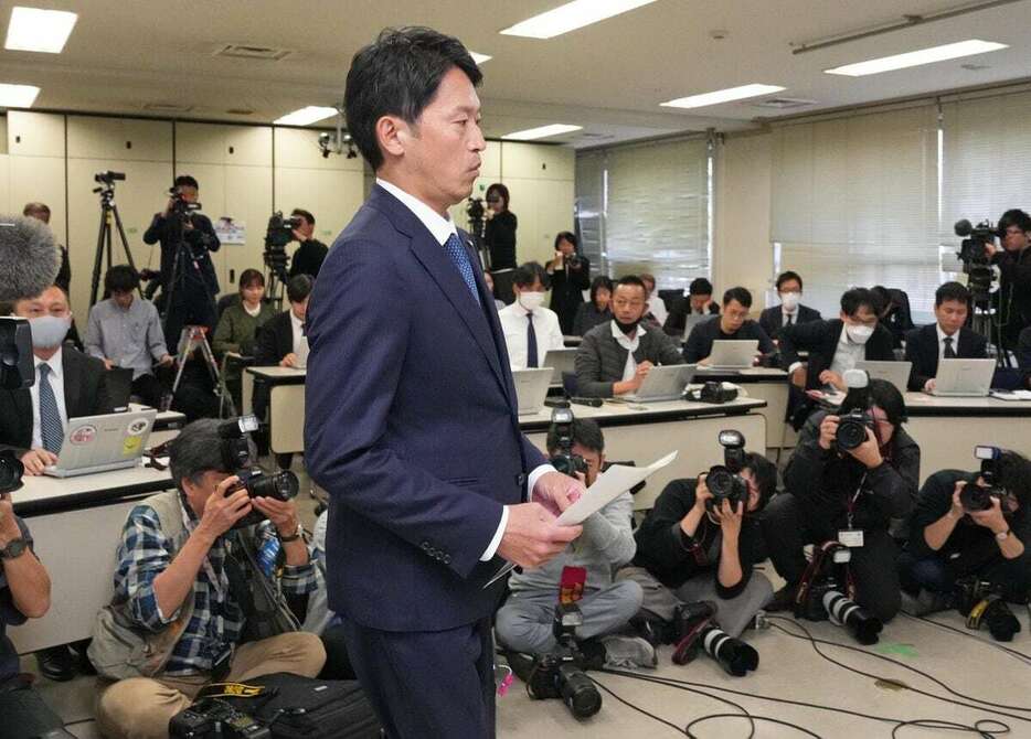 就任会見に臨む兵庫県の斎藤元彦知事＝19日午後2時59分、兵庫県庁（沢野貴信撮影）