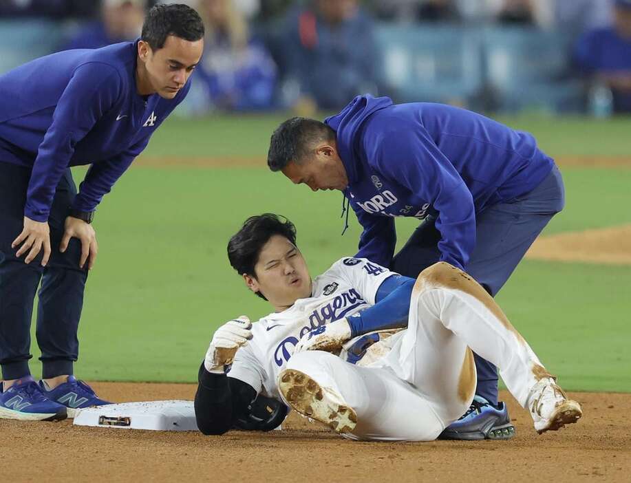 MLBワールドシリーズのヤンキース戦で二盗に失敗、左肩負傷に顔をゆがめたドジャースの大谷翔平＝ドジャースタジアム（水島啓輔撮影)