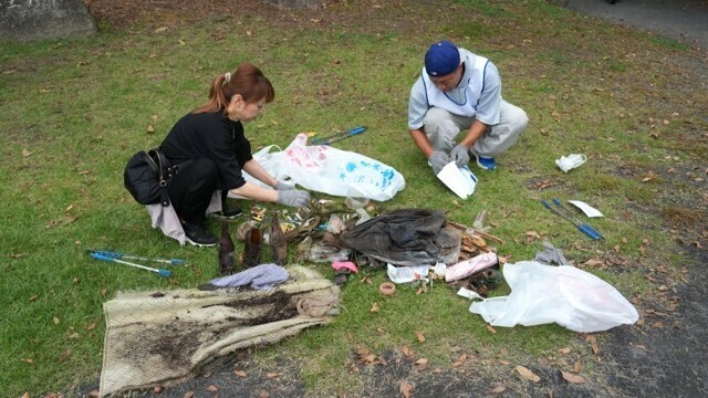 公園から出たごみを分別する参加者