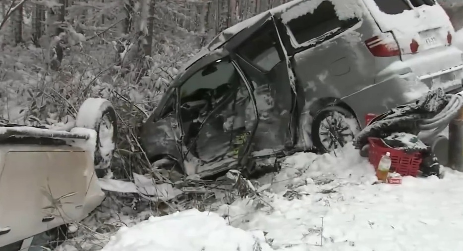 ワゴン車の前方部は大破