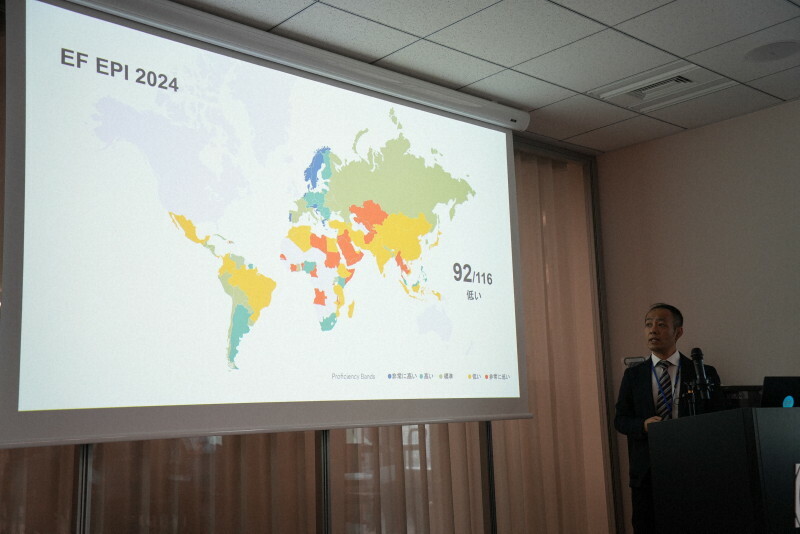 「英語能力指数」の世界ランキングについて説明するEFエデュケーション・ファースト日本法人の担当者＝東京都渋谷区で2024年11月13日午後3時53分、斎藤文太郎撮影