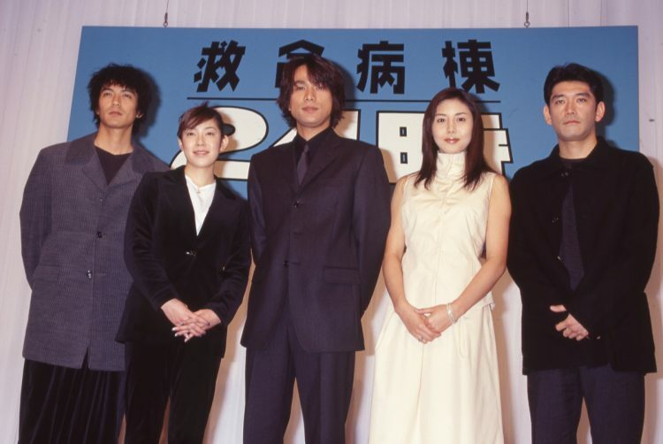 江口洋介（左から3人目）、松嶋菜々子（右から2人目）主演の『救命病棟24時』は第5シリーズまで続く人気作に。第1シリーズの主題歌『朝がまた来る』は70万枚を超えるヒットを記録