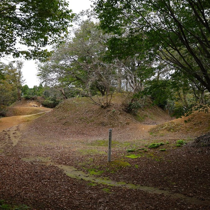 虎口郭から見る主郭と馬出郭＝玄蕃尾城