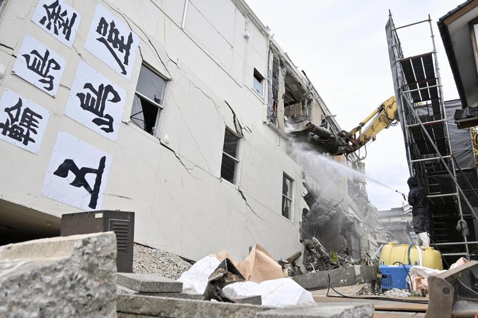 解体作業が始まった、元日の地震で倒壊した石川県輪島市の7階建てビル＝5日午前