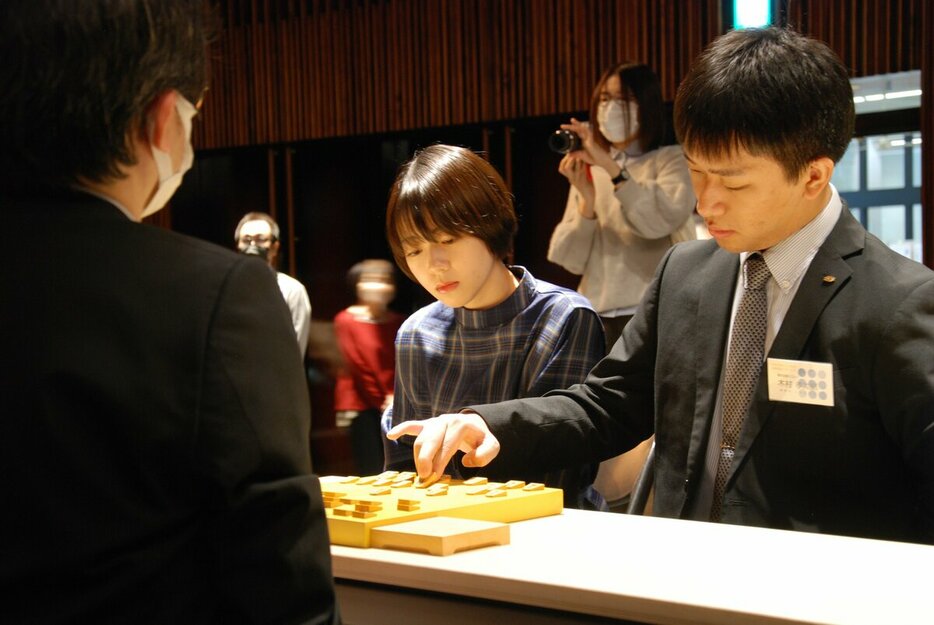 ペア将棋の大会で優勝した小髙佐季子女流初段と木村孝太郎さん（リコー）