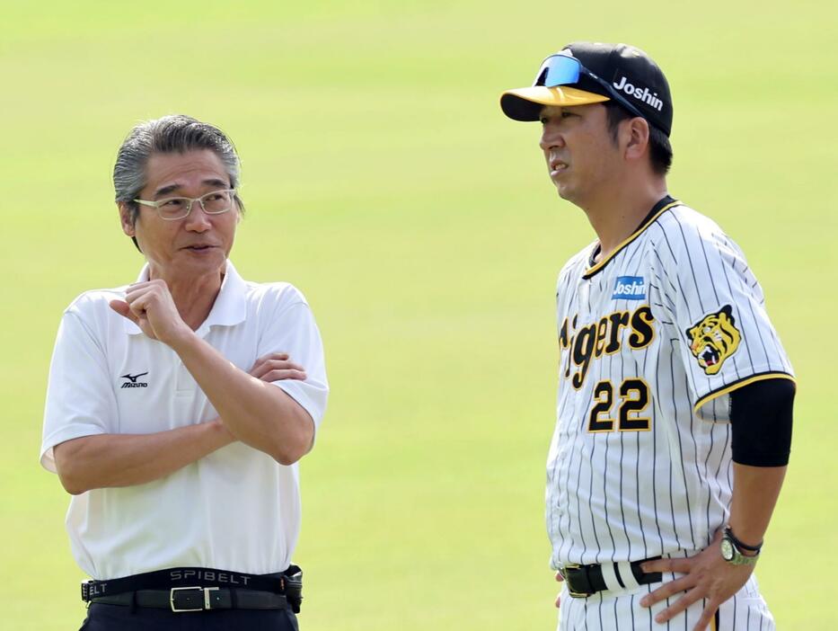 　嶌村球団本部長と話をする藤川監督（撮影・田中太一）