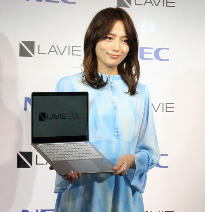 都内でNECのノートパソコン「LAVIE　SOL」の新CM発表会に出席した川口春奈