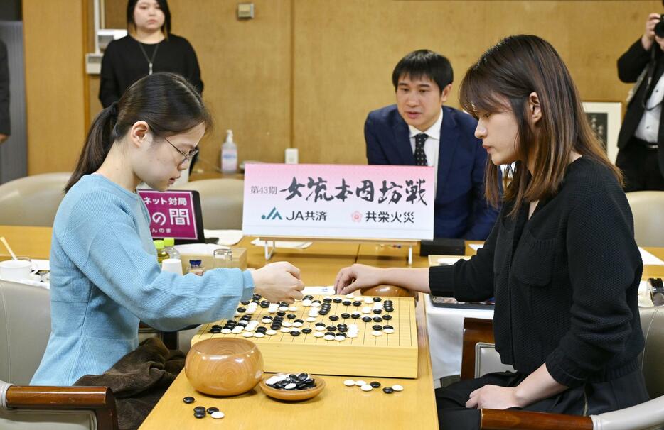 囲碁の第43期女流本因坊戦5番勝負の第4局で、藤沢里菜女流本因坊（右）を破った牛栄子四段＝6日午後、東京都千代田区の日本棋院