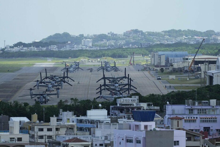 沖縄県宜野湾市にある米海兵隊普天間飛行場に駐機する米国のMV-22Bオスプレイ輸送機＝2023年9月6日（写真：AP/アフロ）