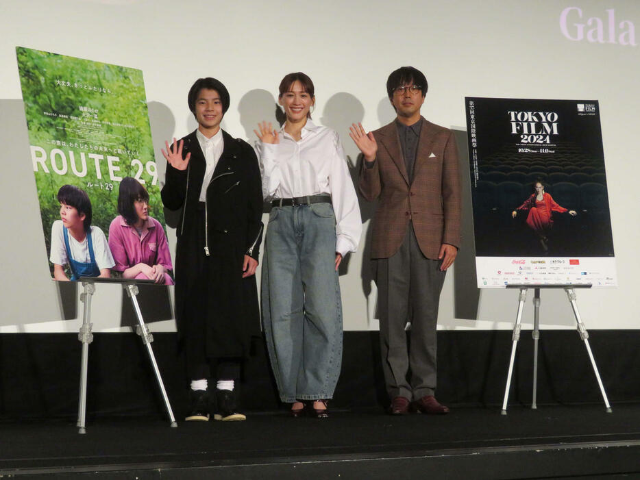 東京国際映画祭で行われた主演映画「ルート29」上映に登壇した、左から大沢一菜、綾瀬はるか、森井勇佑監督（撮影・村上幸将）