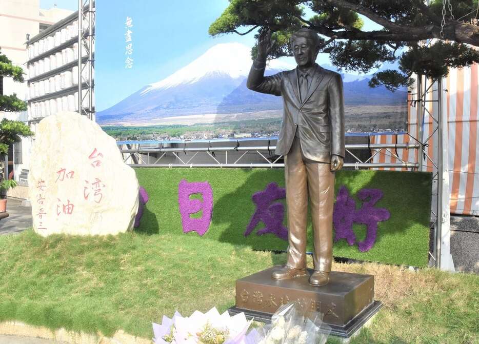 台湾・高雄市の紅毛港保安堂に設置された安倍晋三元首相の銅像＝13日（西見由章撮影）