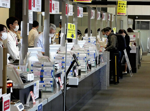 年賀はがきの販売が始まった東京中央郵便局の窓口（１日、東京都千代田区で）