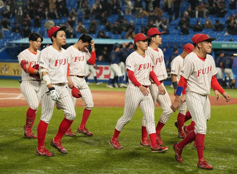 試合に敗れ球場を引き揚げる富士大・麦谷祐介（左から2人目）らナイン＝神宮球場（撮影・加藤圭祐）