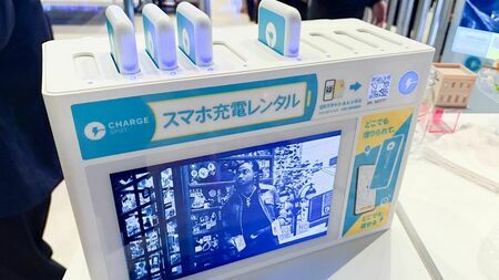 街中のスマホ充電器で“推し活”できるサービス「CheerSPOT（チアスポット）」をINFORICHが発表した（筆者撮影）