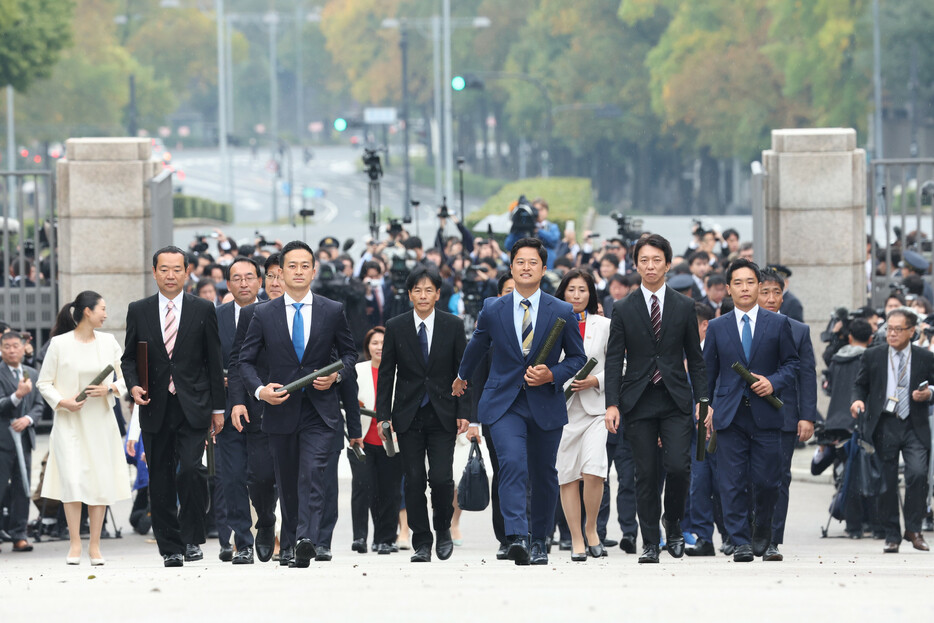 第２１５特別国会が召集され、初登院する新人議員ら＝１１日午前、国会内