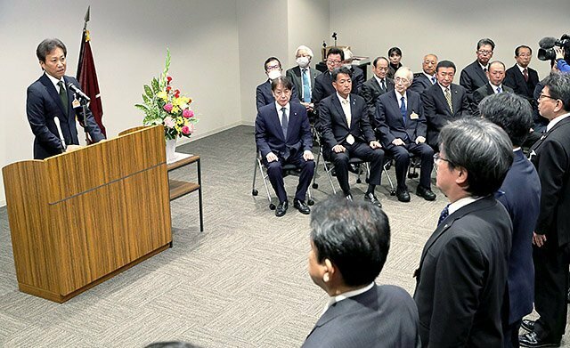 就任式で幹部職員を前にあいさつする菊地市長（左）