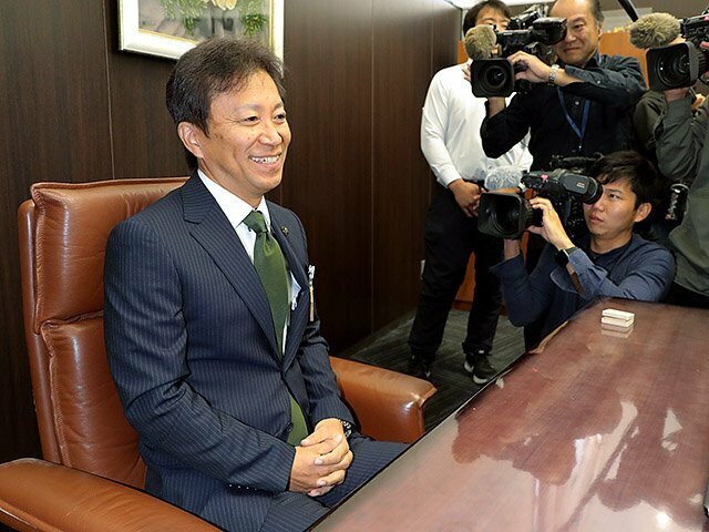 市長席に座り「気が引き締まる」と話す菊地市長