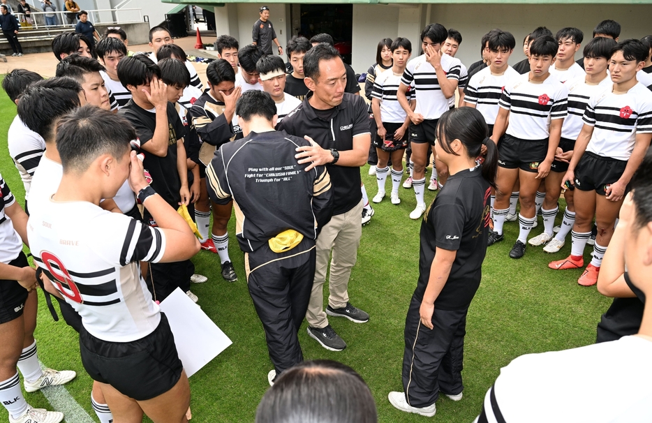 東福岡に敗れて準優勝となり、選手たちをたたえる筑紫の長木監督（中央）（撮影・星野楽）