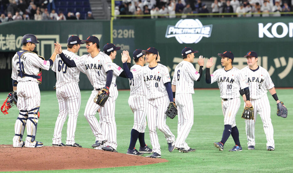 米国に勝利してタッチを交わす侍ジャパンの選手たち（カメラ・上村　尚平）