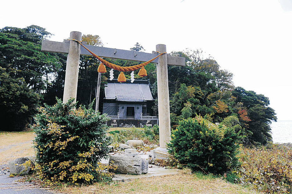 本殿が全壊し、ご神体が移された櫟原北代比古神社＝輪島市深見町