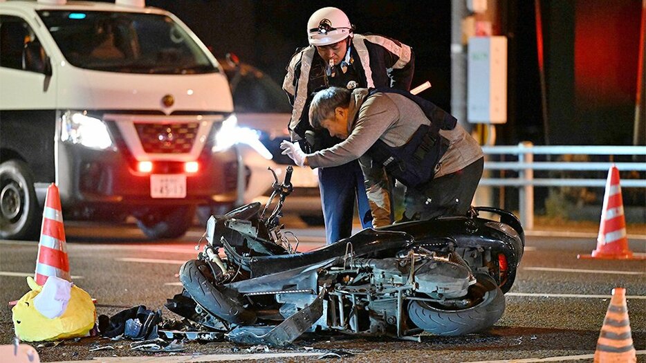 軽乗用車と衝突したバイク＝２０日午後９時５分、本巣市上真桑、国道１５７号