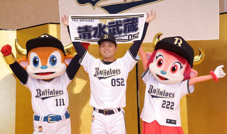 ポーズをとるオリックス育成D2位の清水武蔵＝大阪市内のホテル（撮影・水島啓輔）