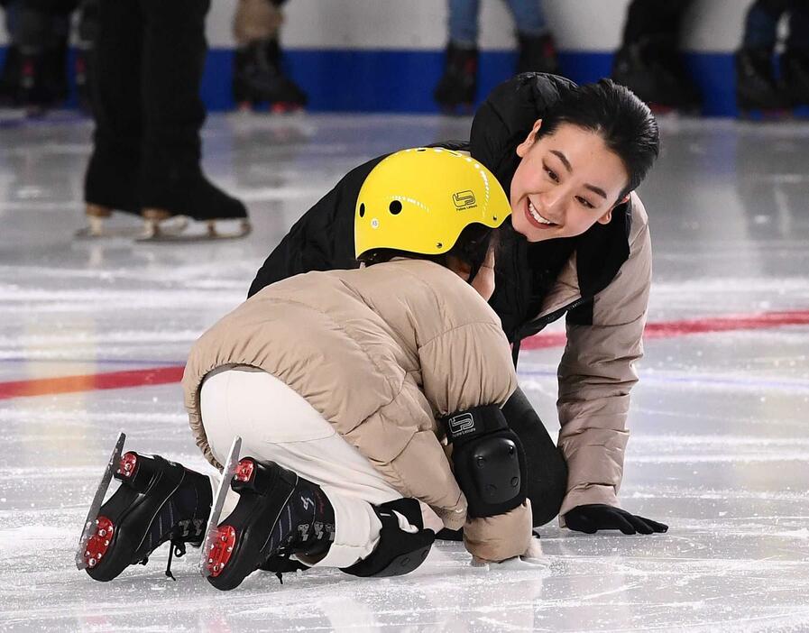 　子どもたちを優しく指導する浅田真央さん（撮影・園田高夫）