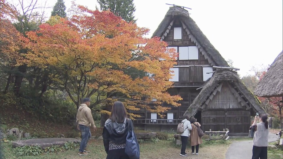 紅葉が見ごろを迎えた岐阜県高山市「飛騨の里」