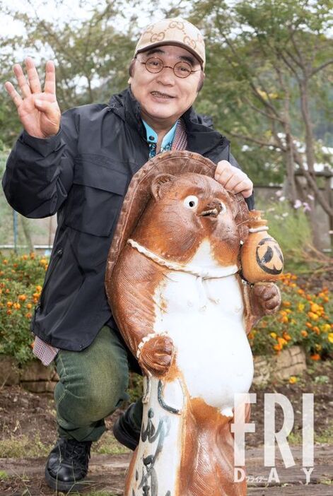 忙しいステージの合間を縫って自ら農園を世話している。ステージではいつも１時間ほど立ちっ放しだという。公演後の客席には、笑い過ぎた観客の入れ歯や補聴器が落ちていることもある