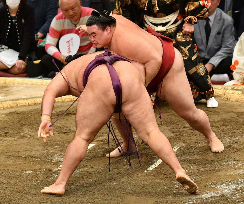 大相撲九州場所9日目　隆の勝（右）は狼雅を突き落としで破る（撮影・岩下翔太）