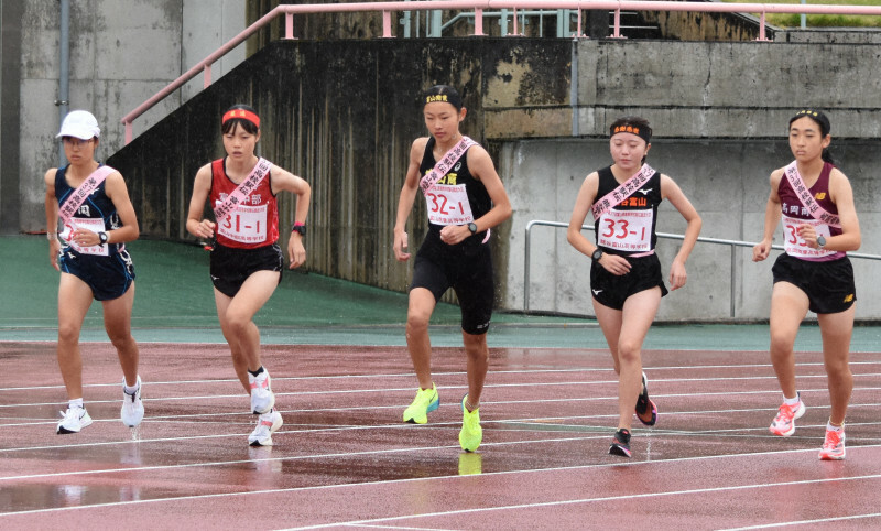 雨の中、一斉にスタートする1区の女子選手＝富山市の県総合運動公園陸上競技場で2024年11月2日、青山郁子撮影