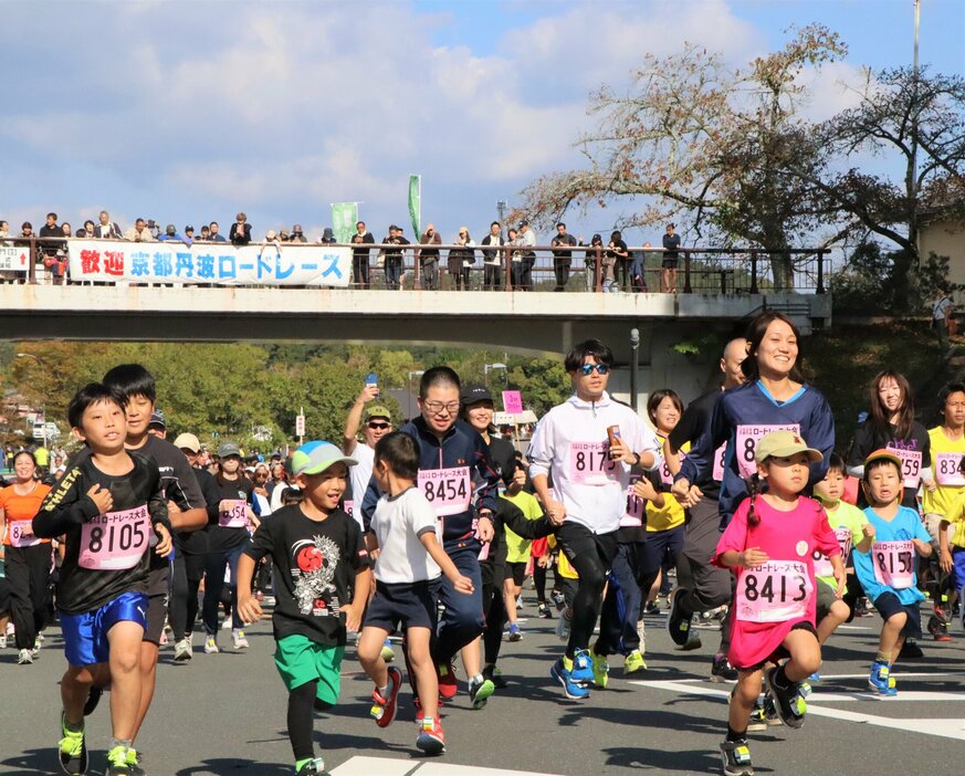 「京都丹波ロードレース」の３キロファミリーの部で、号砲と同時にスタートを切るランナーたち＝京丹波町曽根・府立丹波自然運動公園