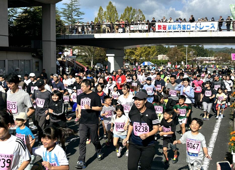 ３キロファミリーの部でスタートするランナー＝京丹波町曽根・府立丹波自然運動公園