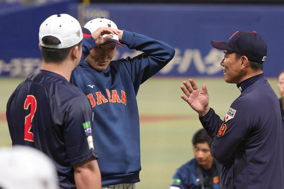 井端監督（右）と談笑する源田壮亮（中）