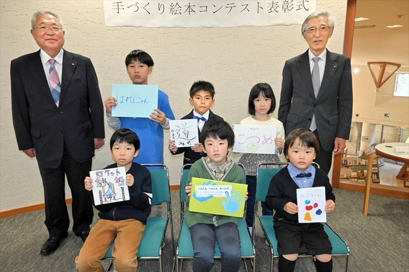 作品を手にする岡島さん（前列左）、長森さん（同中央）と入賞者ら