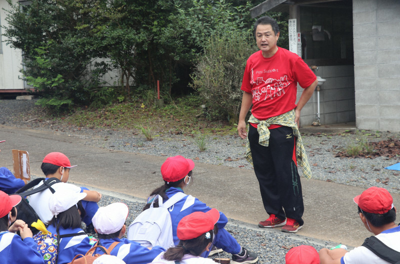 子どもたちに語り掛ける杉浦正則さん＝和歌山県橋本市西畑の三平稲荷神社で2024年11月1日午前11時27分、藤原弘撮影