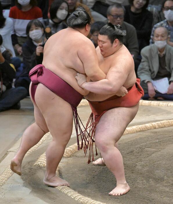 熱海富士（右）が寄り切りで御嶽海を破り勝ち越しを決める（カメラ・今西　淳）