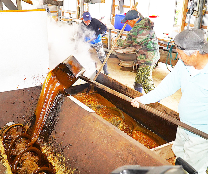 甘い香りと湯気を漂わせ始めた伝統の「純黒糖」製造(徳南製糖工場)＝11月29日、伊仙町犬田布