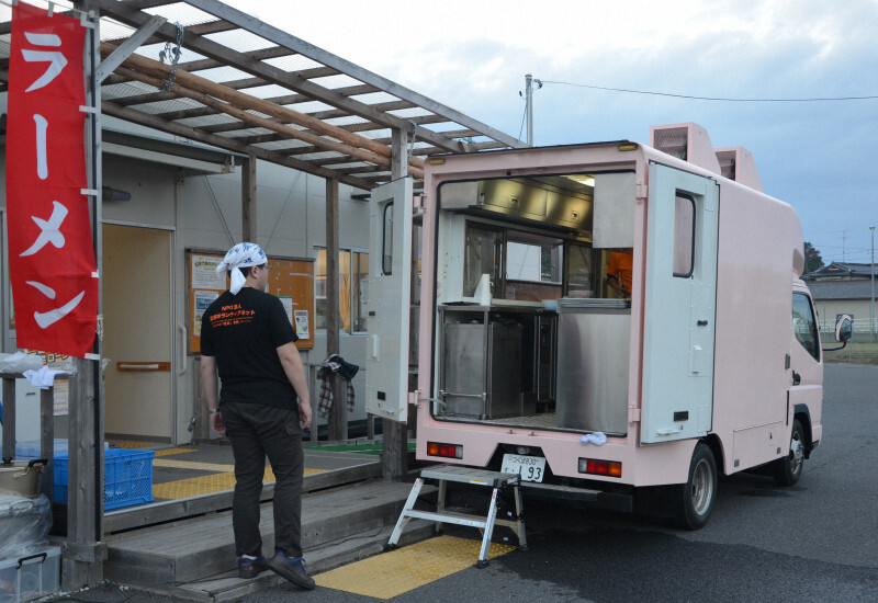 被災地にラーメンを届けてきたキッチンカー。今年で11年目を迎えた＝梁河文昌さん提供