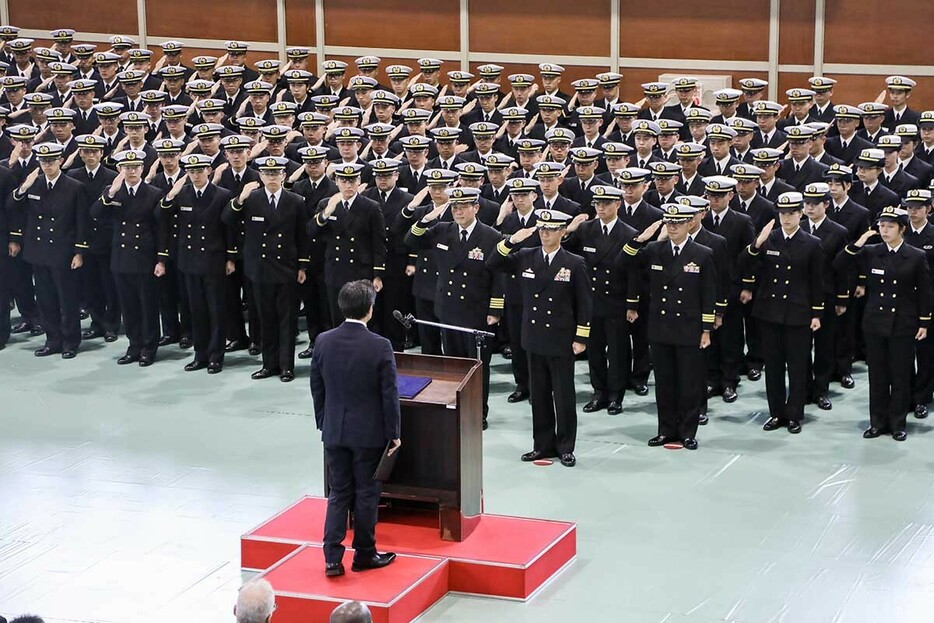 遠洋練習航海部隊帰国行事に参列した初級幹部ら＝１１日、海上自衛隊横須賀基地厚生センター