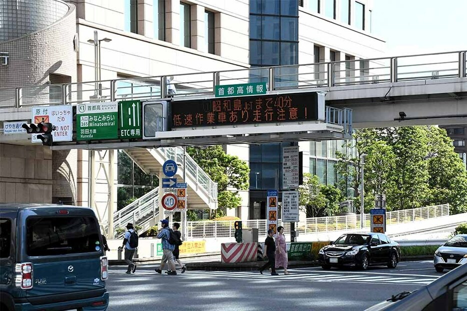 横浜市が一時的に封鎖する横断歩道。上部には桜木町駅前までつながるデッキがある＝５月２９日、横浜市西区