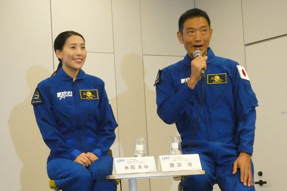 正式に宇宙飛行士に認定された米田あゆさんと諏訪理さん（10月23日の記者会見にて）　筆者撮影