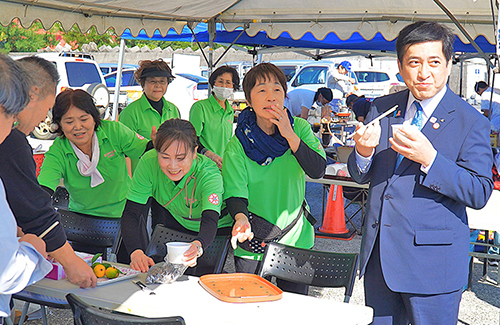 町商工会女性部員らが無料で振る舞った鶏汁コーナー