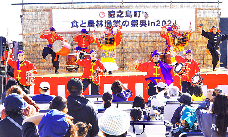 多彩なステージイベントでも楽しませた徳之島町食と農林水産業の祭典＝24日、同町亀津新漁港