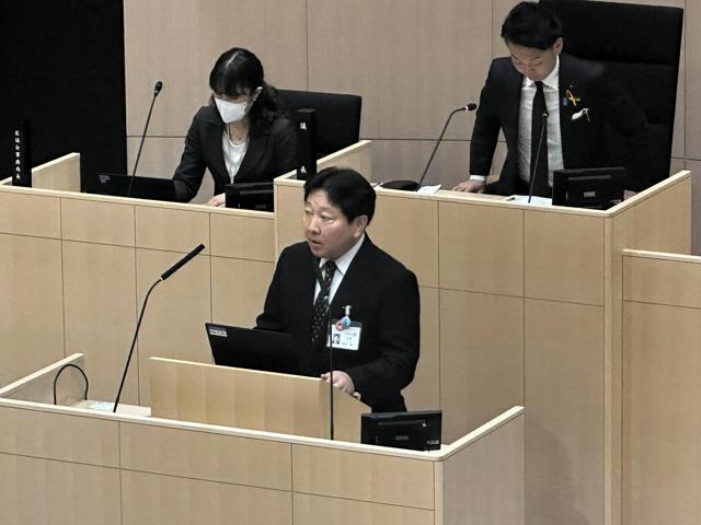 東京都中野区議会で答弁する酒井直人区長=2024年11月27日午後1時33分、中野区議会、木佐貫将司撮影