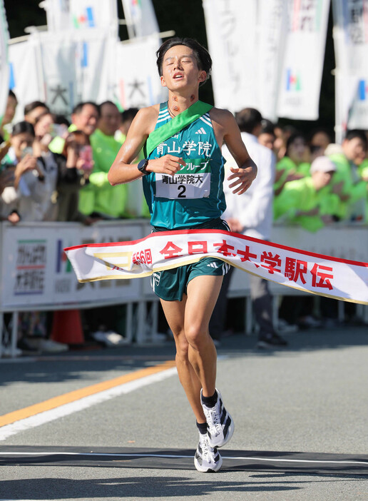 全日本大学駅伝。３位でゴールする青学大の塩出翔太＝３日、三重県伊勢市