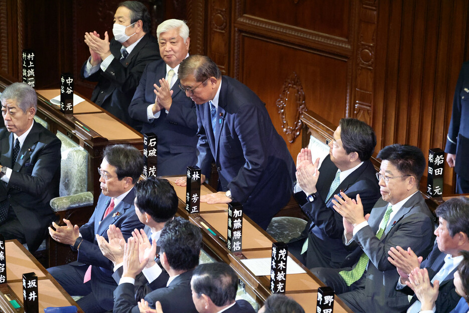 衆院本会議で第１０３代首相に指名され、一礼する石破茂首相（中央）＝１１日午後、国会内