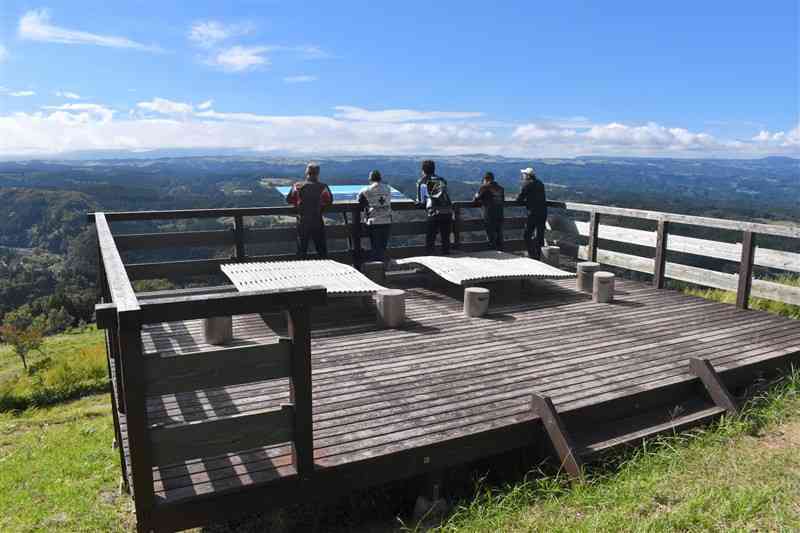 小萩山草原テラスから雄大な阿蘇の絶景が楽しめる